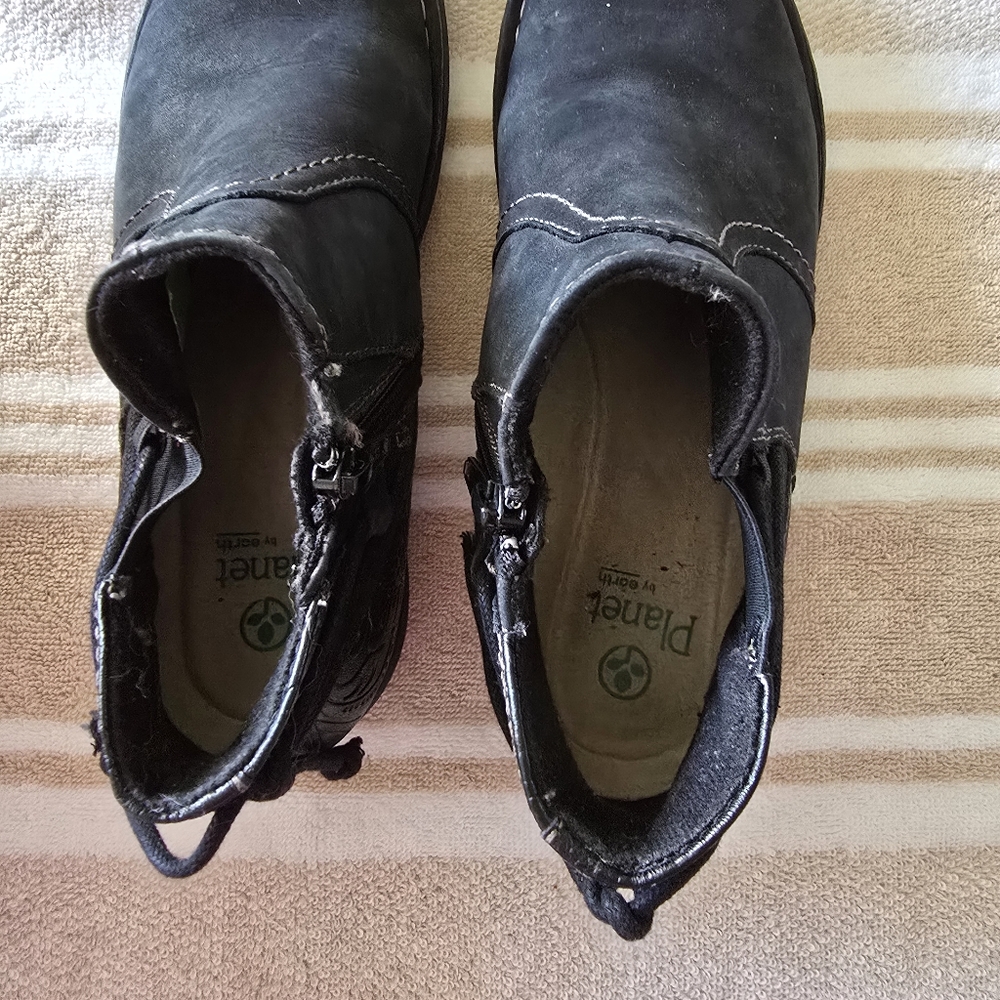 Ladies Black Embossed Leather Shoes